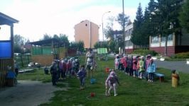 «Яблочный спас»  Последний летний месяц, август знаменитый праздниками, которые называются спас, или спасовки, их три.  Первый спас – на воде стоят;  Второй спас – яблоки едят; Третий спас – орехи едят да холсты гладят. Вот и ребятишки детского сада №9 в теплый августовский день праздновали Яблочный спас – праздник овощей и фруктов. Русский православный праздник, после 19 августа разрешалось, есть свежие яблоки, угощать яблоками знакомых и соседей, варить вкусные варенья и компоты, запасать впрок. Дети вдоволь наигрались в народные игры, - « Горелки», «Колечко», «Пчелы», отгадывали загадки, пословицы, приметы «угощайся  яблочками наливными, сочными да золотистыми как сама ясна зорюшка». Дети угощались яблоками, пели и водили хороводы.